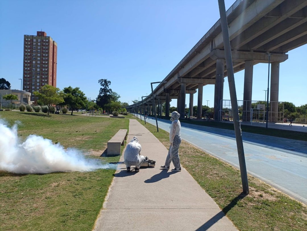 El municipio realiza operativos de fumigación en espacios verdes