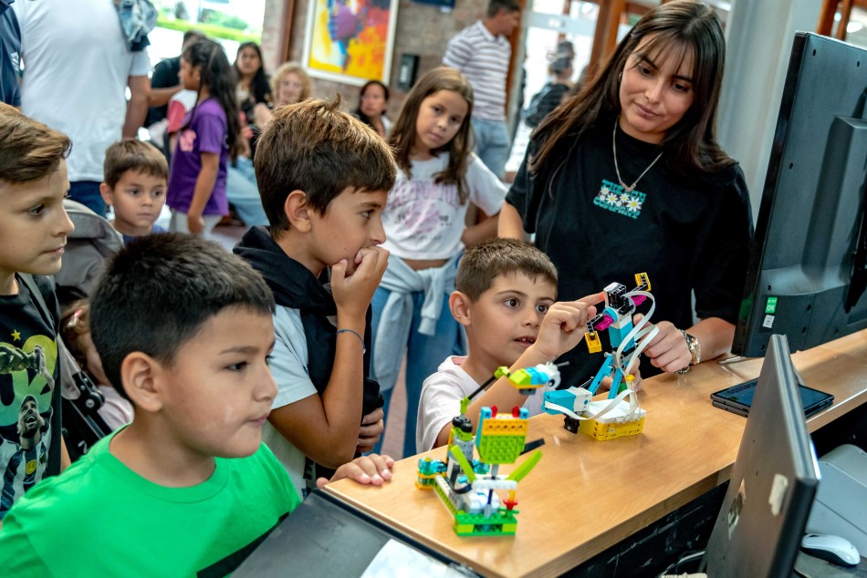 La Municipalidad lanza las Estaciones Digitales itinerantes en Casa de Cultura Barrio Alvear