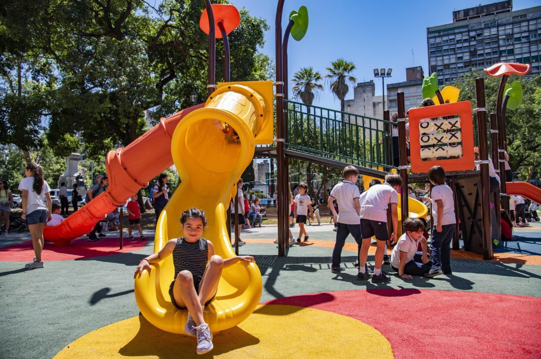 La Municipalidad Revitaliza la Plaza Santa Rosa con Nuevos Espacios de Juego para Niños